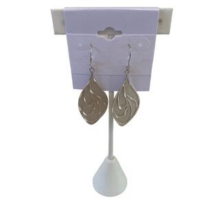 .Beautiful 925 Sterling Silver Vintage Etched Drop Leaf Earrings.
